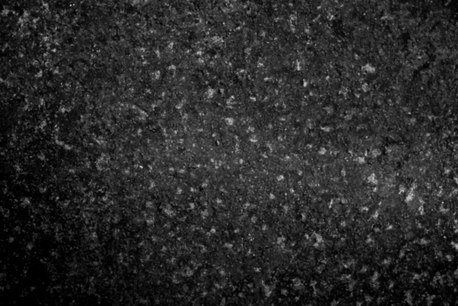 Cận cảnh mặt đá granite xám có vân hạt